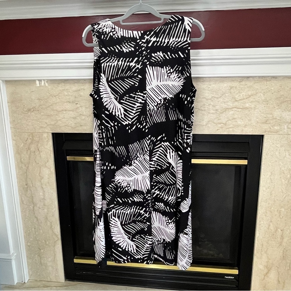 Anne Klein Sleeveless Tropical Monochrome Palm Frond Midi Dress - Picture 5 of 11